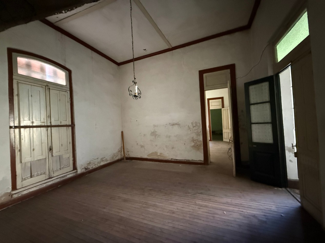 Casa en venta Caseros 206 esquina Andrade